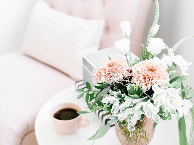 花とコーヒーカップ